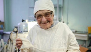 89 Yaşındaki Dünyanın En Yaşlı Cerrahı Görenleri Şaşkına Çeviriyor