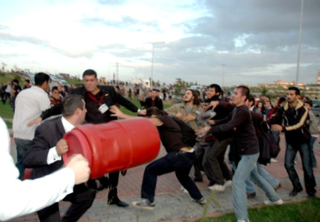 Salonda bulunan CHP l Genlik kollar yelerinin de mdahale etmesiyle byyen olaylarda protestocu grup salon dna karld.