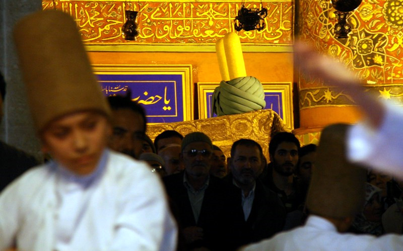 �nde semazenlerin yer ald��� y�r�y�� kortejine Konya B�y�k�ehir Belediyesi Mehter Tak�m� �ald��� mar�larla kat�ld�. G�zerg�h boyunca toplanan vatanda�lar da sevgi y�r�y���ne kat�ld�.