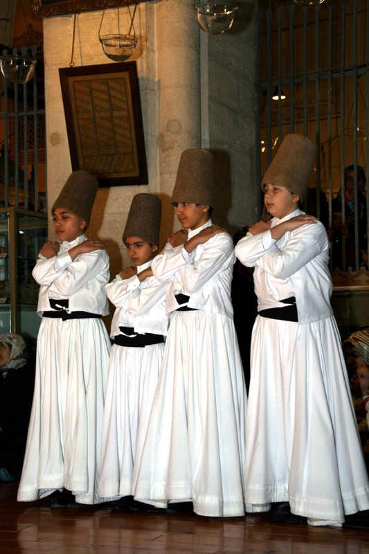 Daha sonra m�zeye girerek Mevlana