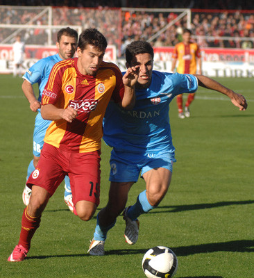 Ancak bu dakikadan sonra bask�n oynayan taraf Galatasaray oldu ve �st �ste ataklar�yla rakibini bunaltt�; ancak gol� bulamad� ve ilk yar� gols�z sona erdi: 0 -0