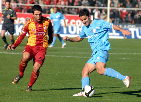 Ma��n ikinci yar�s�na da Galatasaray h�zl� ba�lad� ve ilk yar�daki ataklar�na devam etti;