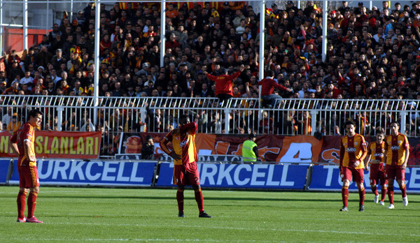 Galatasaray: De Sanctis, Meira, Sabri, Volkan (Dk. 64 Ayd�n), Bar�� (Dk. 82 Mehmet G�ven), Servet, Mehmet Topal, Ayhan, Arda, Nonda, Baros (Dk. 74 �mit)