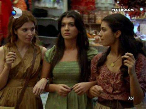 Dizinin ��k�zkarde�i.. Asl�han G�ner, Tuba B�y�k�st�n ve Selma Erge�.
