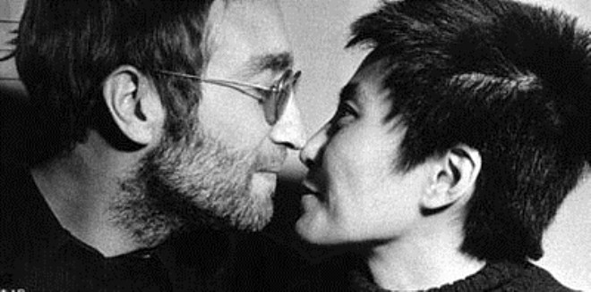 Karlkl burunlar srterek sevgi gsterisinde bulunmak sadece kuzey kutbuna zg bir davran biimi deil. John Lennon ve Yoko Ona 1970 ylnda katldklar bir basn toplantsnda aklarn kamuoyu nnde byle yayorlard.