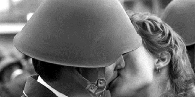 7 Ekim 1989 ylna ait bu fotorafta Demokratik Alman Ulusal Ordusu