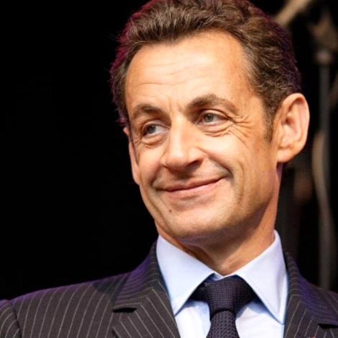 Fransa Cumhurbakan Nicolas Sarkozy.Sarkozy, 2007 ylnda yaplan G8 zirvesi srasnda dzenlenen basn toplantsna belli ki biraz ge kalm. Grne gre biraz da sarho olan Sarkozy durumu aklamak iin o dnemin Rusya Cumhurbakan Vladimir Putin