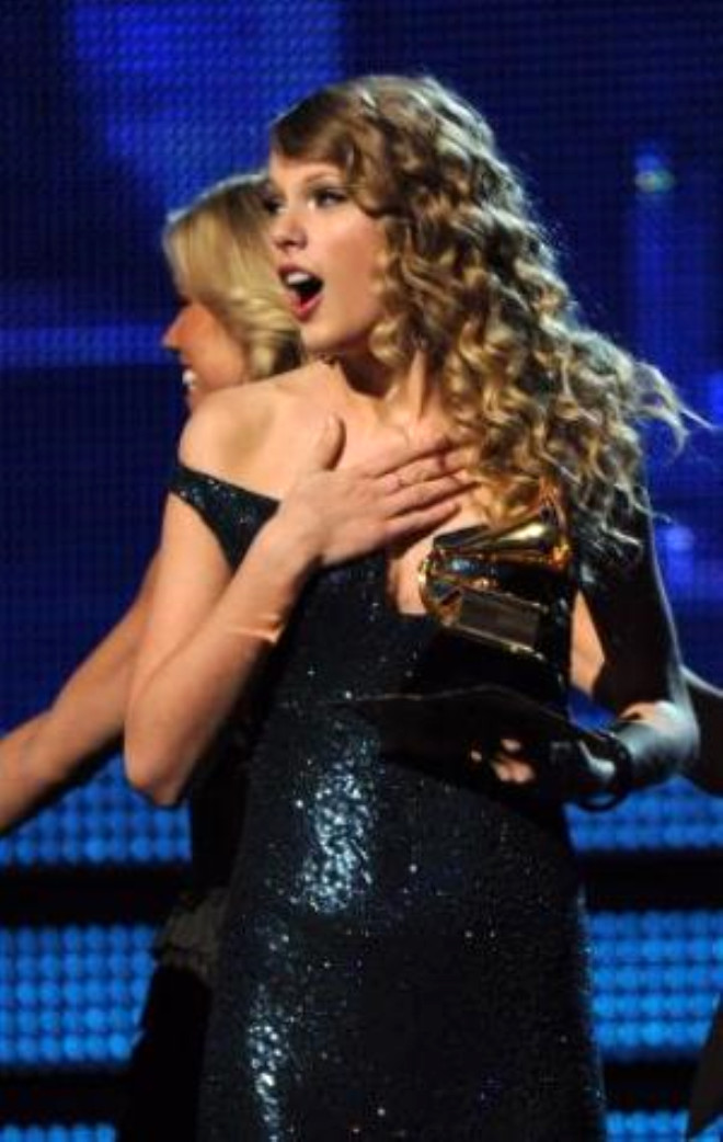 Toplam 4 Grammy dl kazanan country-pop arkcs Taylor Swift de gecenin en ok dl kazanan ikinci ismi oldu.
