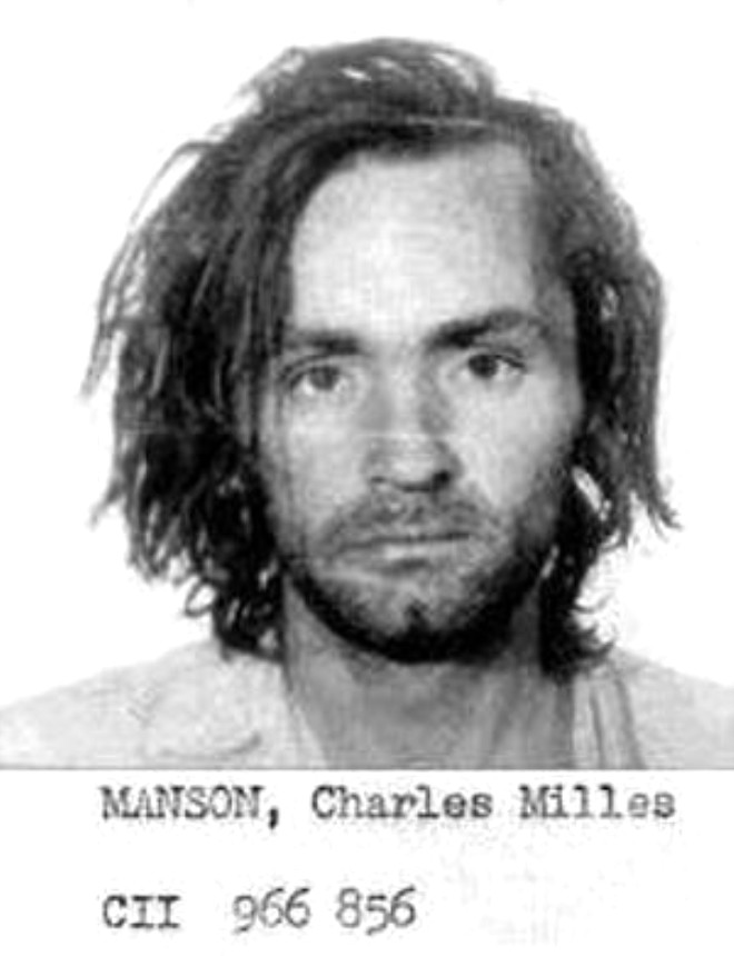 Charles Manson (12 Kasm 1934)
Annesi 16 yanda bir hayat kadnyken doan Charles Manson, ocuk yalarda annesinin cezaevine girmesi nedeniyle hrszlk yaparak geinip, sokaklarda yaamtr.18 yanda kendisi de tutuklanm, cezaevinde bak tehdidiyle bir kou arkadana tecavz etmitir.
1954 ylnda artl tahliye ile serbest kalan Manson, sahte ek vermek, kadn satcl, uyuturucu vb. sular nedeniyle defalarca hapse girip kmtr.
