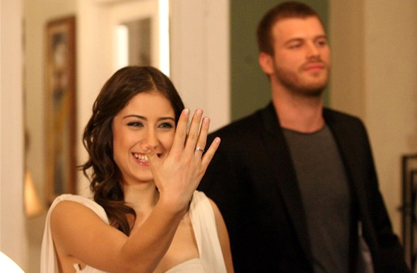 S�n�f �at��mas�n� konu alan dizide Vahide G�rd�m, Zehra isimli kap�c� kar�s�n�, Metin �ekmez kap�c�y�, Hazal Kaya ise g�z� y�ksekte olan kap�c� k�z�n� oynayacak. Kaya ailesinin �al��t��� apartman�n �st kat�nda oturan ve kendisine g�re �ok �st s�n�fta olan Deniz U�ur