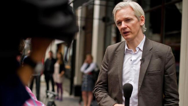 in ilgin taraf, Assange hakknda kimsenin elinde net ve tutarl bir bilgi bulunmuyor. Hatta ya bile bilinmiyor. Kimilerine gre 37, kimilerine greyse 39 yanda.
