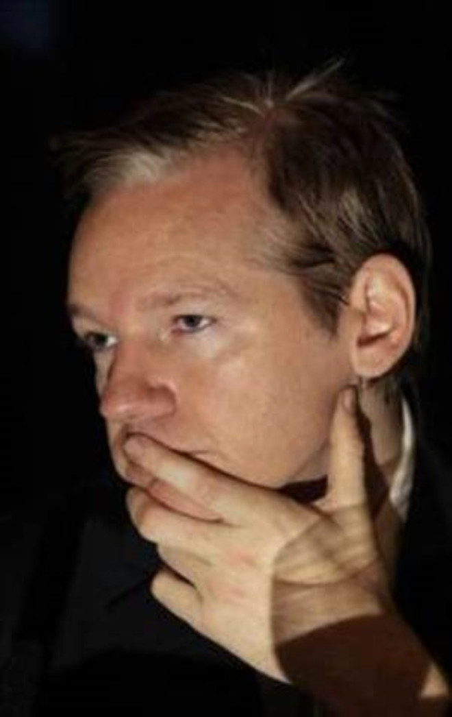 Julian Assange geleneksel medyann yaynlad dosyalar sonucu tazminat demek zorunda kalmak gibi skntlar yaayabildiini, internetinse bu konuda avantaj saladn belirtiyor. 