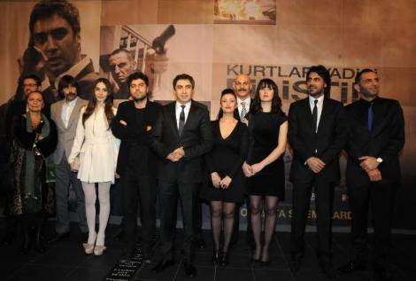 Filmin oyuncusu Necati �a�maz, Y�netmen Z�beyr �a�maz ve Yap�mc� Bahad�r �zdener filmin g�steriminin ard�ndan bas�n mensuplar�n�n sorular�n� yan�tlad�.

