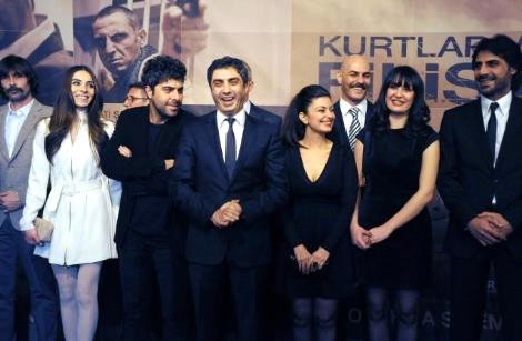 Senaryosu Raci �a�maz, Bahad�r �zdener ve C�neyt Aysan taraf�ndan kaleme al�nan, Z�beyr �a�maz