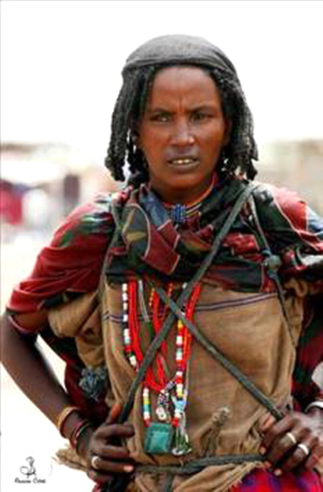 Etiyopya

Etiyopya, yzlerce kabileden olumu bir lke..Burada da kabilelerin etkisi olduka fazla..ilgin olan u ki dnyann ou lkesinde gelenekler daha ok kadnlar zerinden uygulanyor. Etiyopya