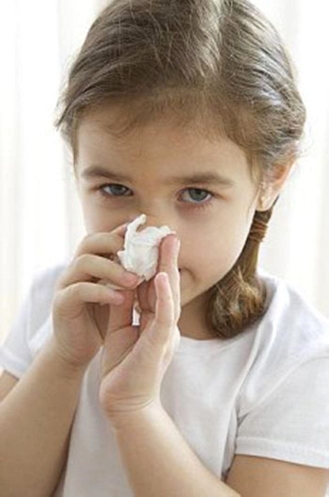 Bu alerjiler nasl reaksiyon gsteriyor?

Alerjik rinitte burunda kant, tkanklk, rahat nefes alamama ve burun aknts bulgular grlebilir. Alerjik gz reaksiyonlarnda gzlerde kant, kzarklk, sulanma, gz kapaklarnda ilik grlr. 
