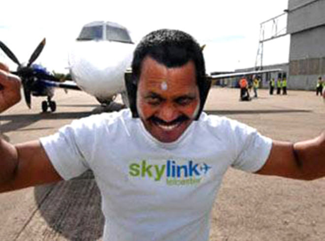 Kulayla Jet Uak eken adam: Manjit Singh
 57 yandaki "Demir Adam" lakapl Manjit Singh yaklak 30 dnya rekorunun sahibi. Bu rekorlar arasnda ift katl bir otobs sayla ekmek, kulaklaryla 85 kg kaldrmak ve tabii yine kulaklaryla bir jet ua ekmek yer alyor. Nisan 2007