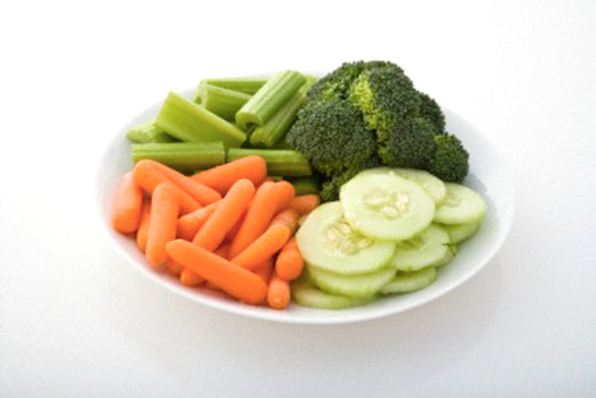 Salatalk Vitamin A, C ve bir miktar lif ieren salatalk ayn zamanda dk kalorili bir yiyecek. Attrmalk tketilmesi tavsiye ediliyor.