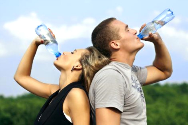 Yaz aylarnda bol su tketin.(gnde 2,5-3 litre)Bol su tketme hem vcudunuzu forma sokmada hem de vcudunuzdan toksinleri atmanzda yardmc olacaktr.
