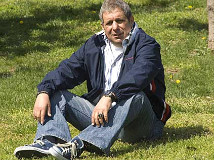 Yengem g�ne� tutulmas�n� m� izliyor diye sordu
