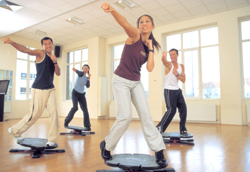 Egzersiz yap�n;

Sonbaharda yo�un egzersiz, ba����kl��� d���rece�i i�in hi� �nerilmiyor, Pilates ve yoga bu mevsim i�in �nerilecek egzersiz t�rleri...