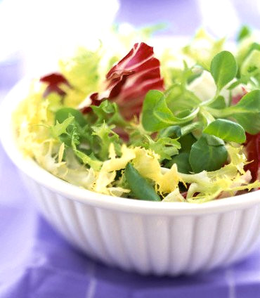 13. Ye�illik d���nda salataya en �ok
yak��an malzemelerin ba��nda f�st�k, ceviz, kabak �ekirde�i gibi kuru yemi�ler, kay�s�, �z�m gibi meyvelerin kurutulmu� halleri ile ananas, elma gibi ya� meyveler geliyor.