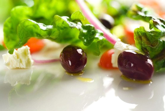 Salatay�, illaki yapan ki�inin �zenle y�kamas� ve i�ine giren her malzemenin �zenle se�ilmesi gerekti�ini belirtiyor.