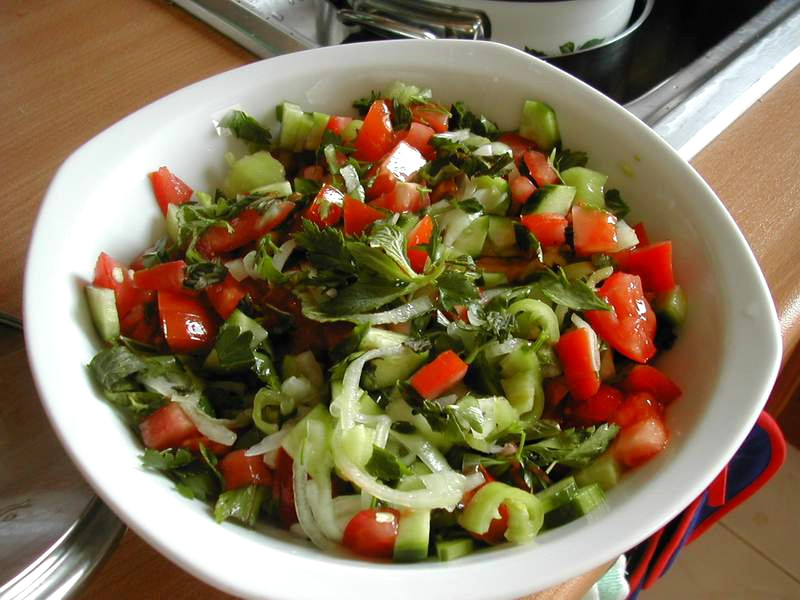 Salata: ���nlere koca bir kase salata ile ba�lamak veya ���n i�erisinde bolca salata t�ketmek, ���nde al�nan kaloriyi azaltabilir.
