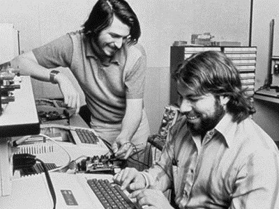 3 Ocak 1977 y�l�nda Mike Markkula, Jobs ve Woz