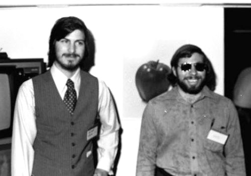 Steve Jobs, ada�� Steve Wozniak ile bir arkada�� vas�tas�yla tan���r. Bir�ok konuda fikirleri �rt��en Jobs ve Wozniak, daha sonra Ronald Wayne ile birlikte Apple