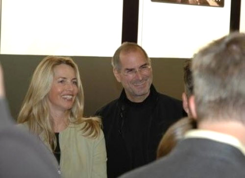 1990: Steve Jobs ve �imdiki e�i Laurene Powell bu y�l tan���yorlar ve birbirlerinin telefonlar�n� al�yorlar. "O gece bir i� yeme�im var, ama bu gece son gecemse bu geceyi i� yeme�ine mi ay�rmal� yoksa bu g�zel kad�na m�?" sorusunu akl�ndan ge�iren Jobs, karar�n� i� yeme�ini bir tarafa b�rakarak bir sonraki y�l hayat�n� birle�tirece�i Powell ile yeme�e ��kmaktan yana kullan�yor.