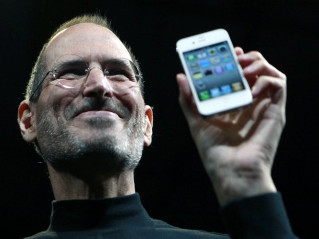 2011: 

Steve Jobs, kansere kar�� verdi�i m�cadeleyi 5 Ekim 2011 g�n� kaybetti ve 56 ya��nda hayata g�zlerini yumdu.