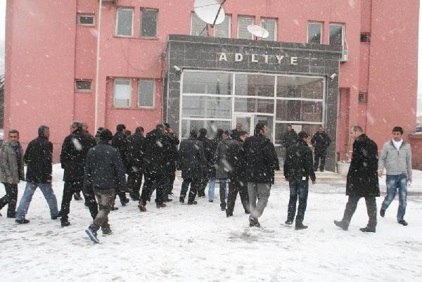 Olaya m�dahale eden polis, taraflar� gaz bombas� kullanarak da��tt�.

