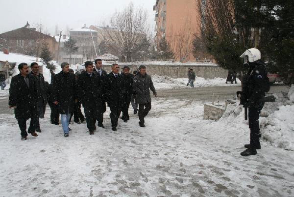 �ki a�iretin mensuplar� aras�nda ��kan ta�l� ve sopal� kavga Hakkari sokaklar�n� sava� alan�na �evirdi.