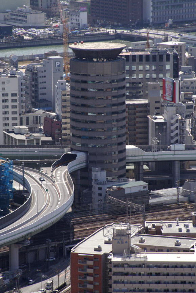lkenin Osaka kentinde yksek katl binalarn okluu, yol yapm mhendislerini ilgin bir yola itti.