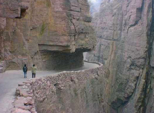 B�lgede ya�ayan k�yl�ler taraf�ndan yap�lan t�nel 5 metre uy�ksekli�inde, 4 metre geni�li�inde ve bin 200 metre uzunlu�unda. 