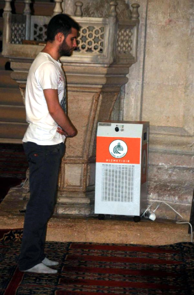 Kendilerine gelen ikayetler zerine gl sulu bir zm bulduklarn kaydeden Edirne Belediye Bakan Hamdi Sedefi, 5 adet zel hava filtreli doal esans makinesi aldklarn syledi.
