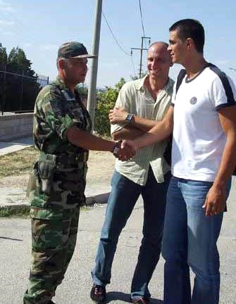 Kutluay birli�ine teslim olurken.