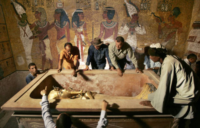 Dahas, Tutankamon ve kendisinden nce gelen firavunlarn grd dini halsinasyonlar, hastaln belirtilerinden biriydi.