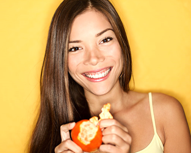 Narenciye Tketin: eriinde yksek oranda C vitamini olan greyfurt, limon, portakal, mandalina gibi narenciye trndeki meyveler cildi besleyerek parlak ve salkl grnmesini salayacaktr. 