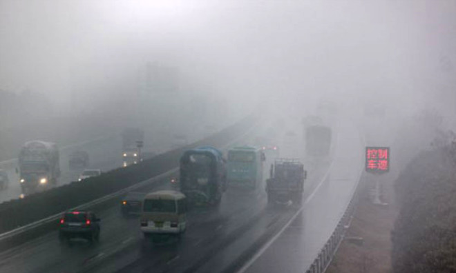 Hava kirlilii nedeniyle, Pekin youn bir dumann altnda kalrken; kimi semtlerde gr mesafesi 500 metreye kadar dt.
