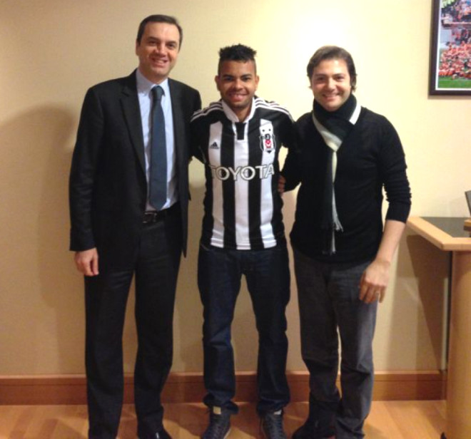 Yeni transfer Dentinho, Beikta formas giydi ve objektiflere poz verdi.
