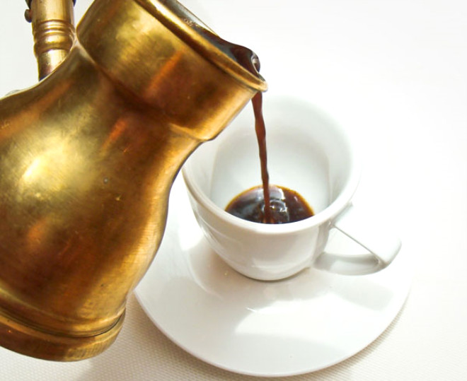 Kahve: Kafein vcutta su kaybna neden oluyor; su kayb ise ba arsn tetikliyor. Bu eliki nedeniyle kahvenin ba arsna kar etkili olmas da mmkn deil gibi grnyor. Ancak 1 fincan kahve ary hafifletiyor. 

