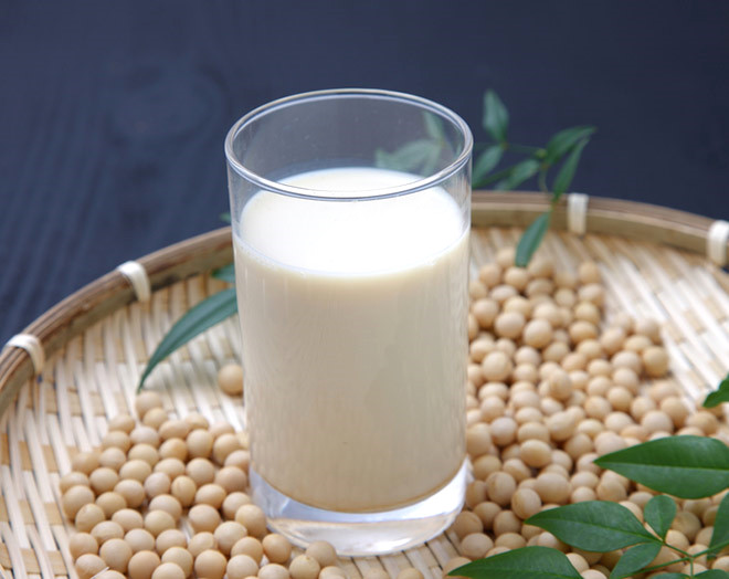 Sofram�zda �ok al��k�n olmad���m�z soya �r�nlerine soya s�t�, tofu veya soya k�ymas� olarak yemeklerde, �orbalarda yer verebiliriz. Amerikan G�da ve �la� Dairesi (FDA) �nerilerine g�re; g�nde 25 gram soya proteini t�ketmek, k�t� huylu kolesterol� d���rmeye yard�mc� olur. 
