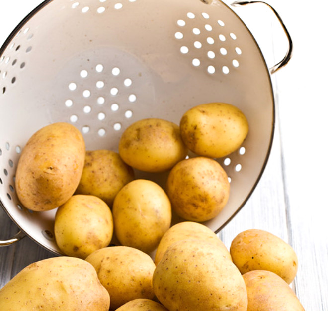 1- Patates piirirken patatesin suyuna bir kak sirke koyun. Hem ok daha lezzetli hem de rengi sapsar olur.