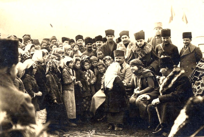 Atat�rk Ara�t�rma Merkezi Ba�kanl��� (ATAM) ar�ivlerde yer alan, aralar�nda daha �nce pek bilinmeyen karelerin de bulundu�u Kurtulu� Sava��