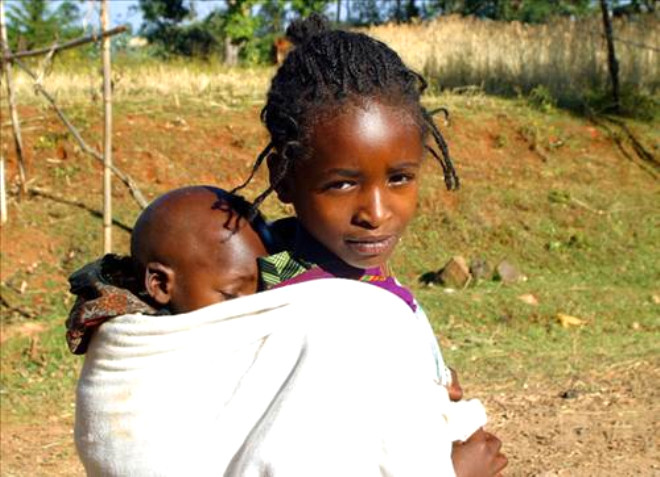 Etiyopya - Kiibana den milli gelirin 700 dolar olduu lkede, sren kuraklkla birlikte %175 artan fiyatlar yeni bir gda krizini dourmu durumda. Etiyopya hkmeti, 5 yan altndaki 75,000 ocuun eksik beslendii ve acil tedavi edilmezlerse lebileceklerini belirtiyor.
