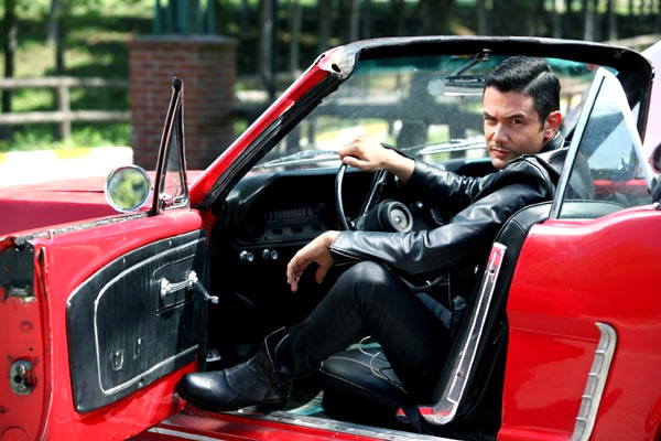 Yak���kl� �ark�c� Keremcem yeni alb�m�n�n ilk klibini �Aptal A��k� adl� �ark�s�na �ekti.
