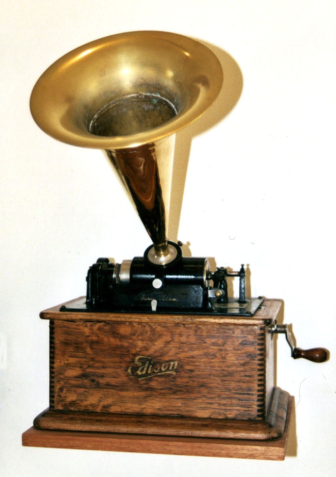 20- Fonograf: 1877 yaznda Thomas Edison tarafndan telgraf sinyallerinin, kalay ve kat silindir mdahalesiyle oluturduu ses sayesinde ortaya kt. nsan sesi de kaydedebilen fonograf ksa srede byk baar elde etmiti.