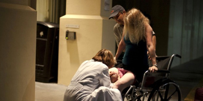 Hemirelerden birinin yardmyla tekerlekli sandalyeye oturtulan kadn ikinci ocuunu hastanenin nnde dnyaya getirdi.